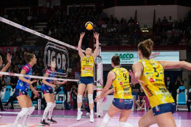 Yükseltilmiş top Asia Wolosz (imoco) voleybol maçında İtalyan Serie A1 Kadınlar İgor Gorgonzola Novara 'ya karşı Prosecco Doc Imoco Conegliano ile İtalya' nın Novara kentinde oynanan Pala Igor Gorgonzola maçında, 9 Kasım 2022 - Fotoğraf: Andrea Marango
