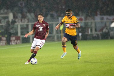 Bruno Aimone (UC Sampdoria) İtalya futbolu Serie A maçında Samuele Ricci 'ye (Torino FC) karşı Torino FC, Torino Grande Torino Stadyumu' nda UC Sampdoria 'ya karşı, 9 Kasım 2022