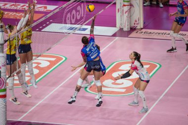 Voleybol maçında sahada Mckenzie Adams (novara) İtalyan Serie A1 Kadınlar İgor Gorgonzola Novara vs Prosecco Doc Imoco Conegliano 'ya karşı Novara, İtalya' da Pala Igor Gorgonzola 'da, 9 Kasım 2022
