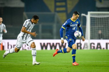 Verona 'dan Kevin Lasagna İtalyan futbolcu Luiz da Silva Danilo' ya karşı İtalya 'nın Verona kentinde Marcantonio Bentegodi Stadyumu' nda Hellas Verona FC - 10 Kasım 2022