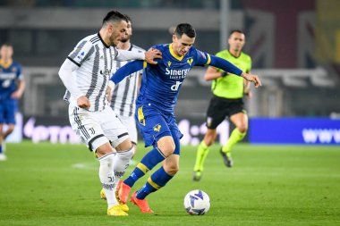 Verona 'dan Kevin Lasagna, İtalya' nın Verona kentinde oynanan Marcantonio Bentegodi Stadyumu 'nda oynanan Hellas Verona FC-Juventus maçında Juventus' tan Filip Kostic tarafından engellendi.