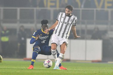İtalya 'nın Verona kentinde oynanan Hellas Verona FC-Juventus FC maçında manuel locatelli (juventus) ve iβ Süleyman (verona) 10 Kasım 2022 - Alessio Tarpin