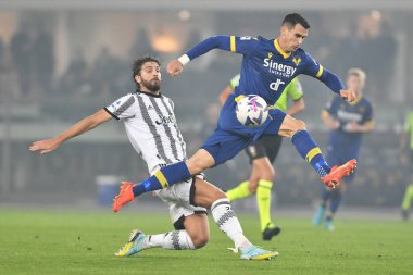 Kevin Lazanya (verona) ve Manuel Locatelli (juventus) İtalyan futbol takımı Serie A maçında Hellas Verona FC, Marcantonio Bentegodi Stadyumu 'nda Juventus FC' ye karşı, 10 Kasım 2022 - Alessio Tarpin