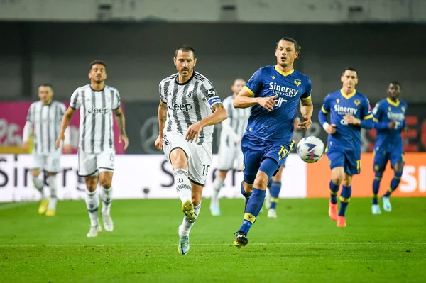 Leonardo Bonucci Juventusa Akcji Przeciwko Milan Djuric Werony Podczas Włoskiej — Zdjęcie stockowe