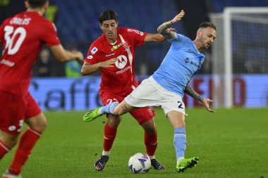 S.S. LAZIO 'dan Manuel Lazzari ve A.C. Monza' dan Filippo Ranocchia, Serie A Şampiyonası 'nın 14. gününde S.S. Lazio ile A.C. Monza arasında 10 Kasım 2022' de İtalya 'nın başkenti Roma' daki Stadio Olimpico 'da oynanan karşılaşmada...