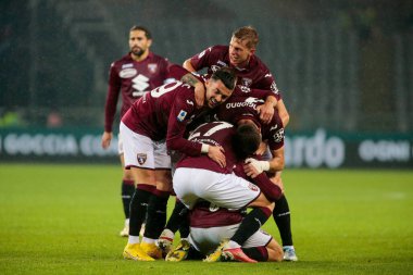 Torino Fc takımından Nikola Vlasiç, İtalya Serie A, Torino Fc ve Uc Sampdoria arasında oynanan futbol maçında attığı gol sonrasında 2009 Kasım 2022 'de Torino, Torin, İtalya Fotoğrafçısı Nderim Kaceli' de takım arkadaşlarıyla kutlama yaptı.