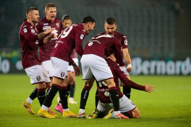 Torino Fc takımından Nikola Vlasiç, İtalya Serie A, Torino Fc ve Uc Sampdoria arasında oynanan futbol maçında attığı gol sonrasında 2009 Kasım 2022 'de Torino, Torin, İtalya Fotoğrafçısı Nderim Kaceli' de takım arkadaşlarıyla kutlama yaptı.