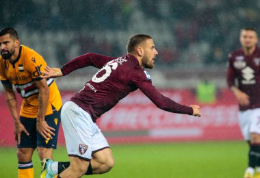 Torino Fc takımından Nikola Vlasiç, İtalya Serie A, Torino Fc ve Uc Sampdoria arasında oynanan futbol maçının ardından 9 Kasım 2022 'de Torino, İtalya' nın Turin kenti Grand de Torino 'da oynanan karşılaşmayı kutluyor.