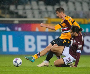 Torino Fc takımından Ricardo Rodriguez ve UC Sampdoria takımından Filip Duriciç, İtalya Serisi A sırasında Torino Fc ile Uc Sampdoria arasında oynanan futbol karşılaşması, 09 Kasım 2022 'de İtalya' nın Turin kentindeki Stadio Olimpico Grande Torino 'da gerçekleştirildi. 