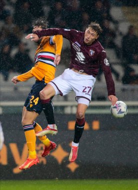 Torino Fc 'den Mergim Vojvoda ve UC Sampdoria takımından Bartosz Bereszynski, İtalya Serie A' da, Torino Fc ve Uc Sampdoria arasında futbol maçı, 09 Kasım 2022 'de, Stadio Olimpico Grande Torino, Torin, İtalya Fotoğrafı Nderim Kaceli - Fotoğraf: Nder