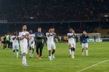 Atalanta İtalya futbol takımı Serie A maçında İtalya 'nın Lecce kentinde bulunan Via Del Mare stadyumunda ABD Lecce vs Atalanta BC maçında taraftarlarını karşılıyor.