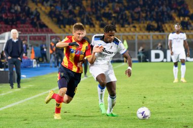 Lorenzo Colombo (ABD Lecce) ve Caleb Okoli (Atalanta) İtalya 'nın başkenti Lecce' deki Via Del Mare Stadyumu 'nda oynanan ABD Lecce vs Atalanta BC maçında, 9 Kasım 2022 - Kredi: Emmanuele Mastrodonat