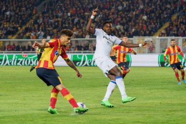 İtalya 'nın Lecce kentindeki Via Del Mare Stadyumu' nda oynanan Amerikan Lecce vs Atalanta maçında Valentin Gendrey (ABD Lecce) ve Caleb Okoli (Atalanta) (Atalanta) - Kredi: Emmanuele Mastrodonat