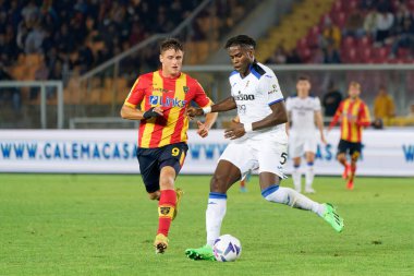 Caleb Okoli (Atalanta) ve Lorenzo Colombo (ABD Lecie A maçı sırasında İtalya 'nın Lecce şehrindeki Via Del Mare Stadyumu' nda ABD Lecce vs Atalanta BC karşılaşması, 9 Kasım 2022 - Kredi: Emmanuele Mastrodonat