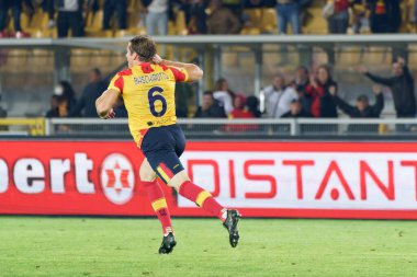 Federico Baschirotto (ABD Lecce) İtalya 'nın Lecce kentindeki Via Del Mare stadyumunda oynanan Amerikan Lecce-Atalanta BC maçında gol attıktan sonra kutlama yapıyor.