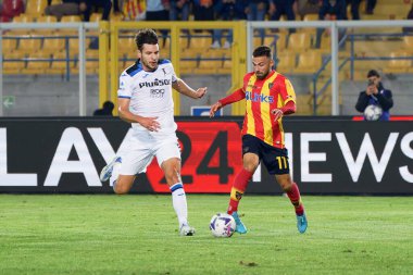 İtalya 'nın başkenti Lecce' de oynanan Via Del Mare Stadyumu 'nda oynanan Amerikan Lecce vs Atalanta BC karşılaşmasında Berat Djimsiti (Atalanta) ve Federico Di Francesco (ABD Lecce) (ABD Lecie A maçı) - Fotoğraf: Emmanuele Mastrodonat