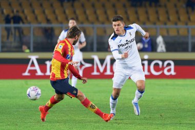 Joakim Maehle (Atalanta) ve Antonino Gallo (ABD Lecce) İtalya 'nın başkenti Lecce' deki Via Del Mare Stadyumu 'nda oynanan ABD Lecce vs Atalanta BC karşılaşmasında, 9 Kasım 2022 - Fotoğraf: Emmanuele Mastrodonat
