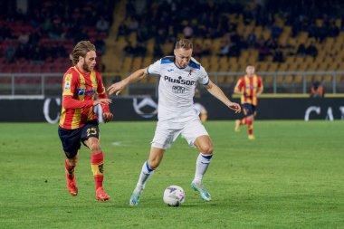 Teun Koopmeiners (Atalanta) ve Antonino Gallo (ABD Lecce) İtalya 'nın Lecce kentindeki Via Del Mare Stadyumu' nda oynanan ABD Lecce vs Atalanta BC karşılaşmasında, 9 Kasım 2022 - Fotoğraf: Emmanuele Mastrodonat