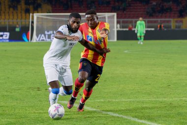 Jeremie Boga (Atalanta) ve Lameck Banda (ABD Lecce) İtalya 'nın başkenti Lecce' deki Via Del Mare stadyumunda oynanan Amerikan Lecce vs Atalanta BC karşılaşmasında, 9 Kasım 2022 - Kredi: Emmanuele Mastrodonat