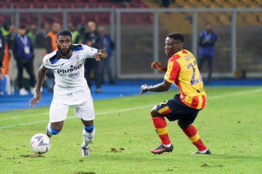 Jeremie Boga (Atalanta) ve Lameck Banda (ABD Lecce) İtalya 'nın başkenti Lecce' deki Via Del Mare stadyumunda oynanan Amerikan Lecce vs Atalanta BC karşılaşmasında, 9 Kasım 2022 - Kredi: Emmanuele Mastrodonat