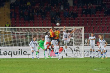 ABD Lecce 'nin İtalya futbol takımı Serie A, Lecce, İtalya' daki Via Del Mare Stadyumu 'nda oynanan ABD Lecce vs Atalanta BC karşılaşmasında şut atması, 9 Kasım 2022 - Fotoğraf: Emmanuele Mastrodonat
