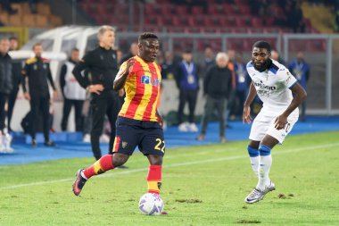 İtalya futbol takımı Serie A maçında Lameck Banda (ABD Lecce) ve Jeremie Boga (Atalanta) İtalya 'nın Lecce kentindeki Via Del Mare stadyumunda ABD Lecce vs Atalanta BC maçı, 9 Kasım 2022 - Kredi: Emmanuele Mastrodonat