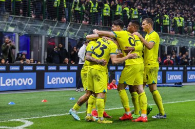 FC Internazionale takımından Federico Dimarco, Giuseppe Meazza Stadyumu 'ndaki FC Internazionale ile Bologna FC arasında oynanan 2022 / 23 Serie A futbol maçında attığı golü 9 Kasım 2022' de İtalya 'nın başkenti Milano' daki Giuseppe Meazza Stadyumu 'nda kutluyor.