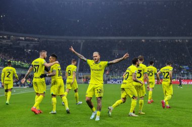 FC Internazionale takımından Federico Dimarco, 9 Kasım 2022 tarihinde İtalya 'nın Giuseppe Meazza Stadyumu' nda FC Internazionale ile Bologna FC arasında oynanan 2022 / 23 maçında attığı golü kutluyor - Fotoğraf: Fabrizio Carabelli / LiveMedi