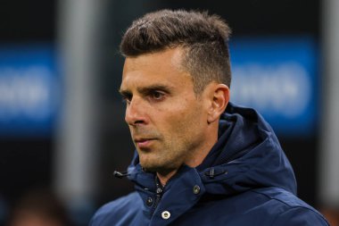 Thiago Motta, İtalya 'nın Giuseppe Meazza Stadyumu' ndaki FC Internazionale ile Bologna FC arasında oynanan Serie A 2022 / 23 futbol maçında maçı izliyor.