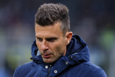 Thiago Motta, İtalya 'nın Giuseppe Meazza Stadyumu' ndaki FC Internazionale ile Bologna FC arasında oynanan Serie A 2022 / 23 futbol maçında maçı izliyor.