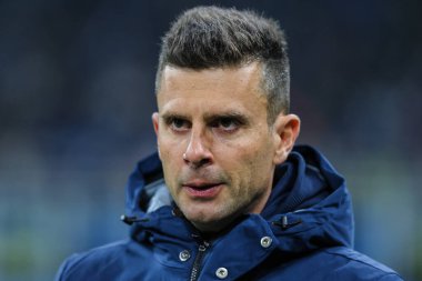 Thiago Motta, İtalya 'nın Giuseppe Meazza Stadyumu' ndaki FC Internazionale ile Bologna FC arasında oynanan Serie A 2022 / 23 futbol maçında maçı izliyor.