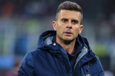Thiago Motta, İtalya 'nın Giuseppe Meazza Stadyumu' ndaki FC Internazionale ile Bologna FC arasında oynanan Serie A 2022 / 23 futbol maçında maçı izliyor.