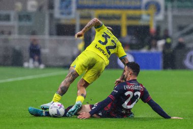 FC Internazionale takımından Federico Dimarco, İtalya 'nın başkenti Giuseppe Meazza Stadyumu' nda FC Internazionale ile Bologna FC arasında oynanan 2022 / 23 sezonunda Bologna FC takımından Charalampos Lykogiannis ile top için mücadele etmektedir.