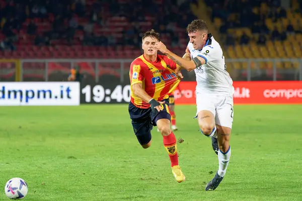 İtalya 'nın Lecce kentindeki Via Del Mare Stadyumu' nda oynanan Amerikan Lecce vs Atalanta BC karşılaşmasında Nadir Zortea (Atalanta) ve Lorenzo Colombo (ABD Lecie A maçı) - Kredi: Emmanuele Mastrodonat