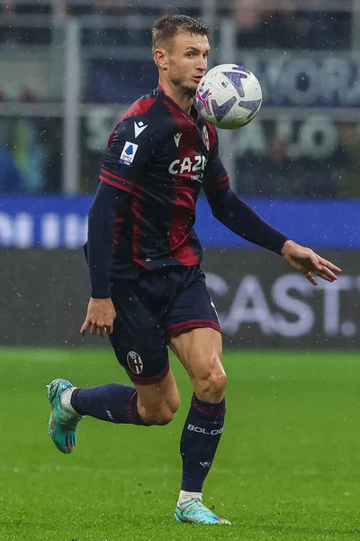 Bologna FC 'den Stefan Posch, Giuseppe Meazza Stadyumu' nda FC Internazionale ile Bologna FC arasında oynanan 2022 / 23 futbol maçı sırasında, 9 Kasım 2022 - Fotoğraf: Fabrizio Carabelli / LiveMedi