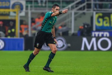 Hakem Andrea Colombo, Giuseppe Meazza Stadyumu 'nda FC Internazionale ile Bologna FC arasında 9 Kasım 2022 tarihinde oynanan 2022 / 23 tarihli futbol maçı sırasında görev başında.