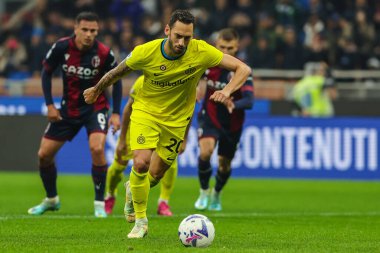 FC Internazionale 'den Hakan Calhanoğlu, Serie A 2022 / 23 futbol karşılaşmasında Giuseppe Meazza Stadyumu' nda FC Internazionale ve Bologna FC arasında 9 Kasım 2022 'de oynanan penaltı - Fotoğraf: Fabrizio Carabelli / LiveMedi