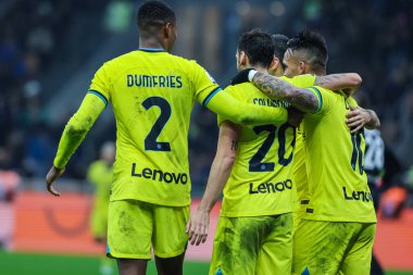 FC Internazionale 'den Hakan Calhanoğlu, Giuseppe Meazza Stadyumu' ndaki FC Internazionale ile Bologna FC arasında oynanan 2022 / 23 Serie A futbol maçında attığı golü 9 Kasım 2022 'de İtalya' nın başkenti Milano 'daki Giuseppe Meazza Stadyumu' nda atesi 'nde attığı golle kutluyor.