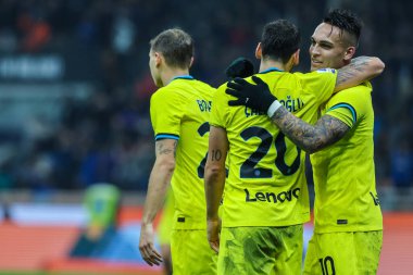 FC Internazionale 'den Lautaro Martinez, FC Internazionale takımından Hakan Calhanoğlu ile birlikte Giuseppe Meazza Stadyumu' nda FC Internazionale ile Bologna FC arasında oynanan 2022 / 23 tarihli futbol karşılaşmasını 9 Kasım 2022 tarihinde kutluyor.