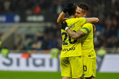 FC Internazionale 'den Lautaro Martinez, FC Internazionale takımından Hakan Calhanoğlu ile birlikte Giuseppe Meazza Stadyumu' nda FC Internazionale ile Bologna FC arasında oynanan 2022 / 23 tarihli futbol karşılaşmasını 9 Kasım 2022 tarihinde kutluyor.