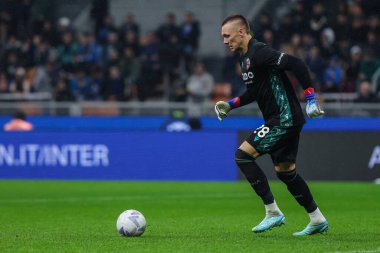Bologna FC 'den Lukasz Skorupski, İtalya' nın Giuseppe Meazza Stadyumu 'ndaki FC Internazionale ile Bologna FC arasında oynanan 2022 / 23 futbol karşılaşmasında görev başında.