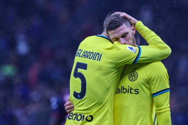 FC Internazionale 'den Robin Gosens, FC Internazionale takımından Roberto Gagliardini ile Giuseppe Meazza Stadyumu' nda FC Internazionale ile Bologna FC arasında oynanan 2022 / 23 tarihli futbol karşılaşmasını 9 Kasım 2022 tarihinde kutluyor.