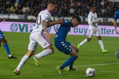 Bonaiuto Cristian Cremones, İtalya 'nın başkenti Empoli' deki Carlo Castellani Stadyumu 'nda oynanan Amerikan futbolu maçında Parisi Fabiano Empoli tarafından engellendi.