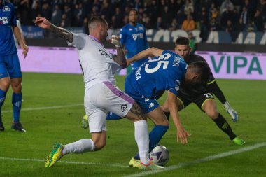 Bonaiuto Cristian Cremones, İtalya 'nın başkenti Empoli' deki Carlo Castellani Stadyumu 'nda oynanan Amerikan futbolu maçında Parisi Fabiano Empoli tarafından engellendi.