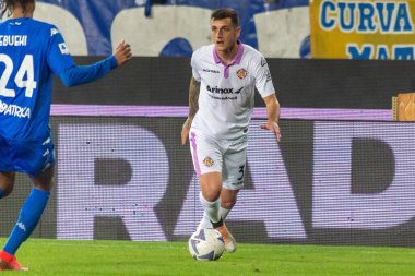 Valeri Emanuele Cremonese İtalya 'nın Empoli şehrindeki Carlo Castellani Stadyumu' nda oynanan İtalyan futbolu Serie A maçında topu taşıyor.