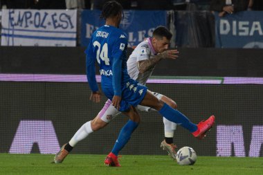 Valeri Emanuele Cremonese İtalya 'nın Empoli şehrindeki Carlo Castellani Stadyumu' nda oynanan İtalyan futbolu Serie A maçında topu taşıyor.