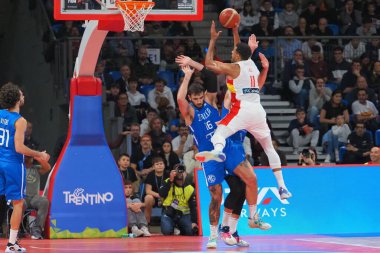 Juan Sebastian Saiz Soto (İspanya), 2023 FIBA Uluslararası Basketbol Takımları sırasında Amedeo Tessitori (İtalya) tarafından engellendi. Dünya Kupası elemeleri - İtalya, Pesaro, İtalya 'da Vitifrigo Arena' da İspanya 'ya karşı, 11 Kasım 2022 - Fotoğraf: Savino Paolell