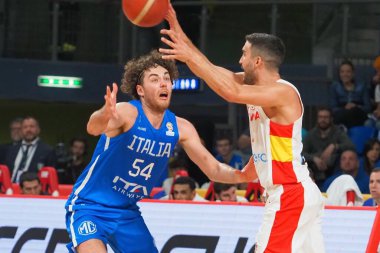 Amedeo Tessitori (İtalya), 2023 FIBA Uluslararası Basketbol Takımları sırasında Alessandro Pajola (İtalya) tarafından engellendi. Dünya Kupası elemeleri - İtalya, Pesaro, İtalya 'da Vitifrigo Arena' da İspanya 'ya karşı, 11 Kasım 2022 - Fotoğraf: Savino Paolell