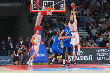 Ruben Pino Guerrero (İspanya) 2023 FIBA Uluslararası Basketbol Takımları sırasında Luca Severini (İtalya) tarafından mı engellendi? Dünya Kupası elemeleri - İtalya, Pesaro, İtalya 'da Vitifrigo Arena' da İspanya 'ya karşı, 11 Kasım 2022 - Fotoğraf: Savino Paolell