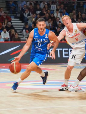 Marco Spissu (İtalya) 2023 FIBA Uluslararası Basketbol Takımları sırasında Alberto Diaz Ortiz (İspanya) tarafından mı engellendi? Dünya Kupası elemeleri - İtalya, Pesaro, İtalya 'da Vitifrigo Arena' da İspanya 'ya karşı, 11 Kasım 2022 - Fotoğraf: Savino Paolell